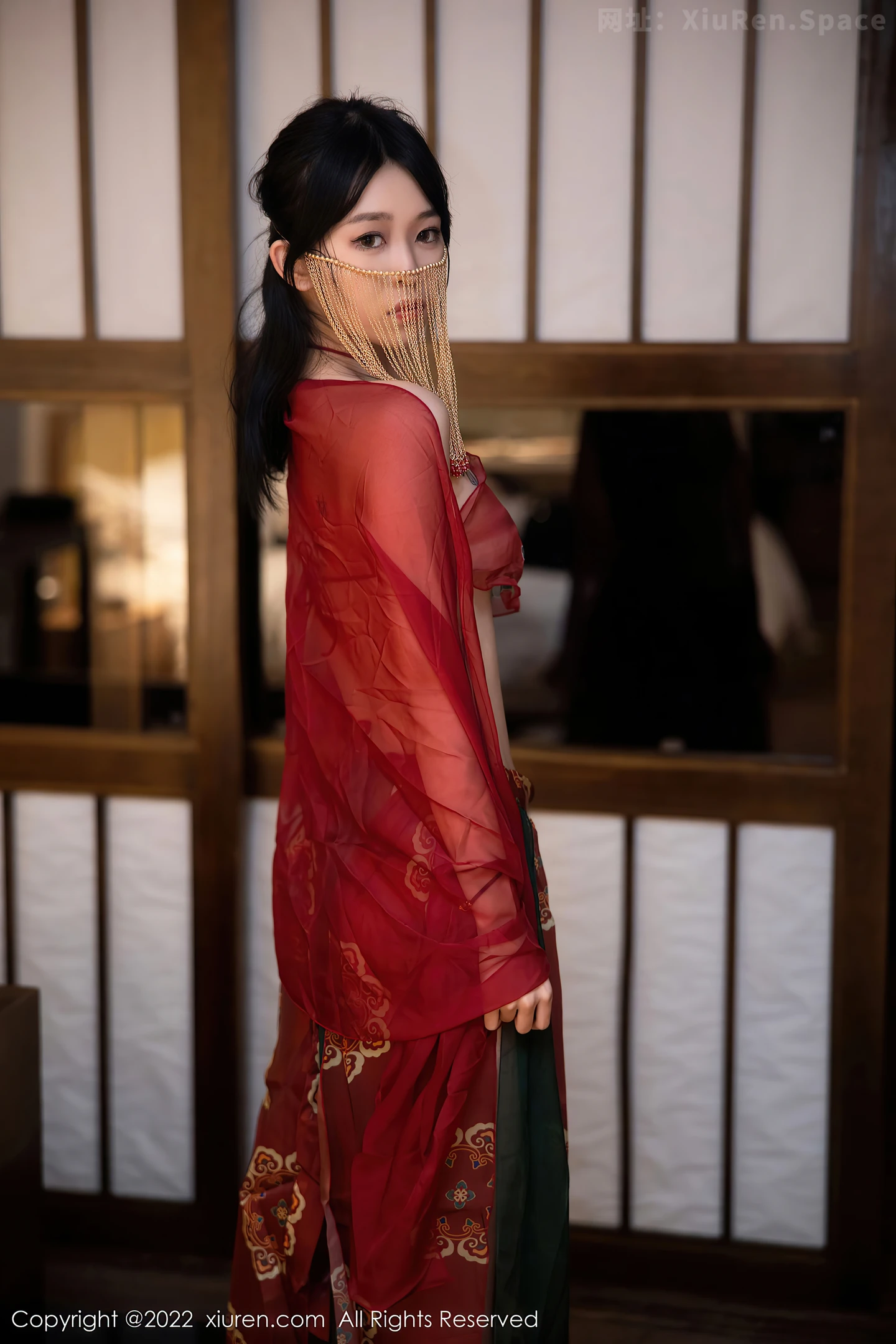 图片[2]-[XiuRen秀人网] VOL.5527 模特奶瓶大理旅拍私房性感红色轻透古装服秀完美身材诱惑写真78P-秀人网官方网站